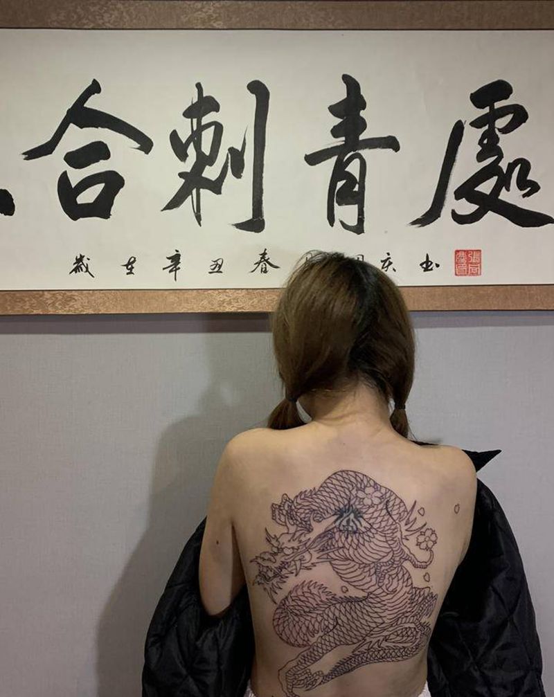传统龙满背纹身图片_背部老传统纹身图案