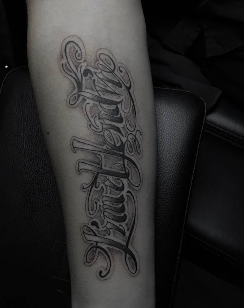 奇卡诺纹身图片_手臂花体字纹身图案