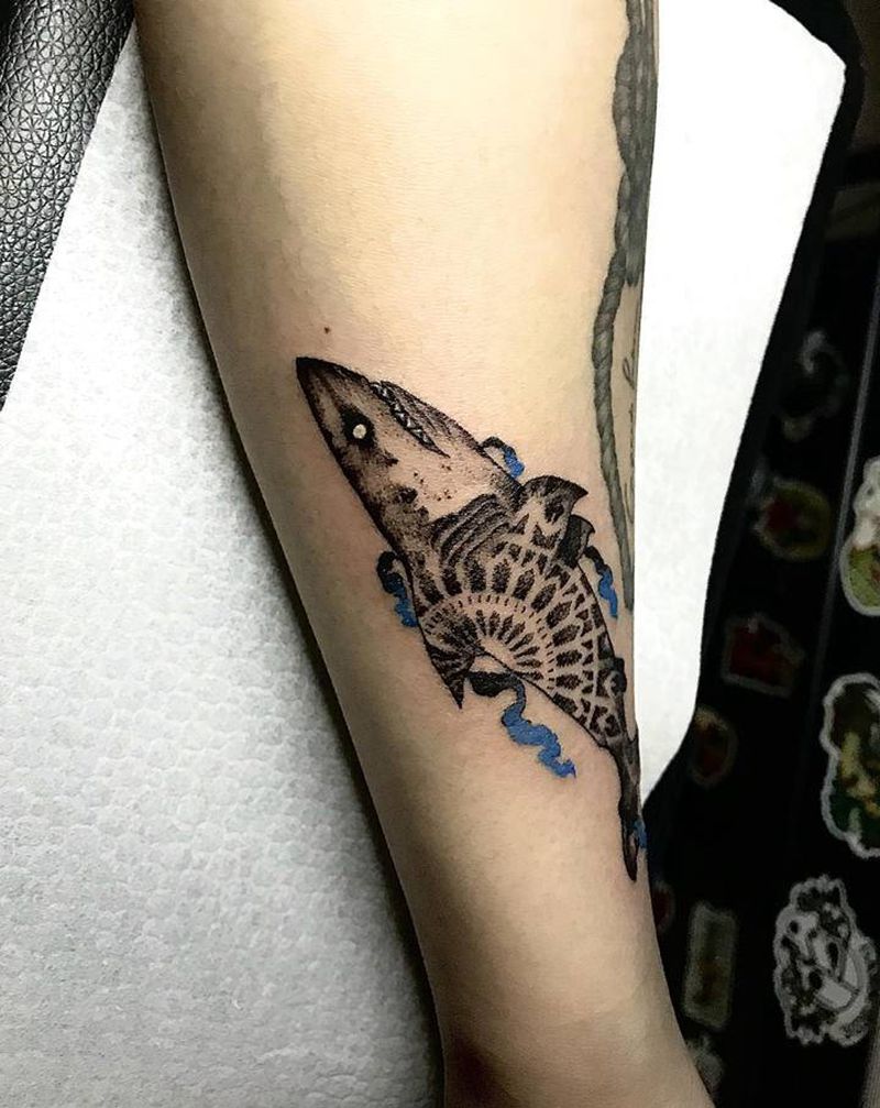 鲨鱼电刺纹身图片_手臂点刺纹身图案