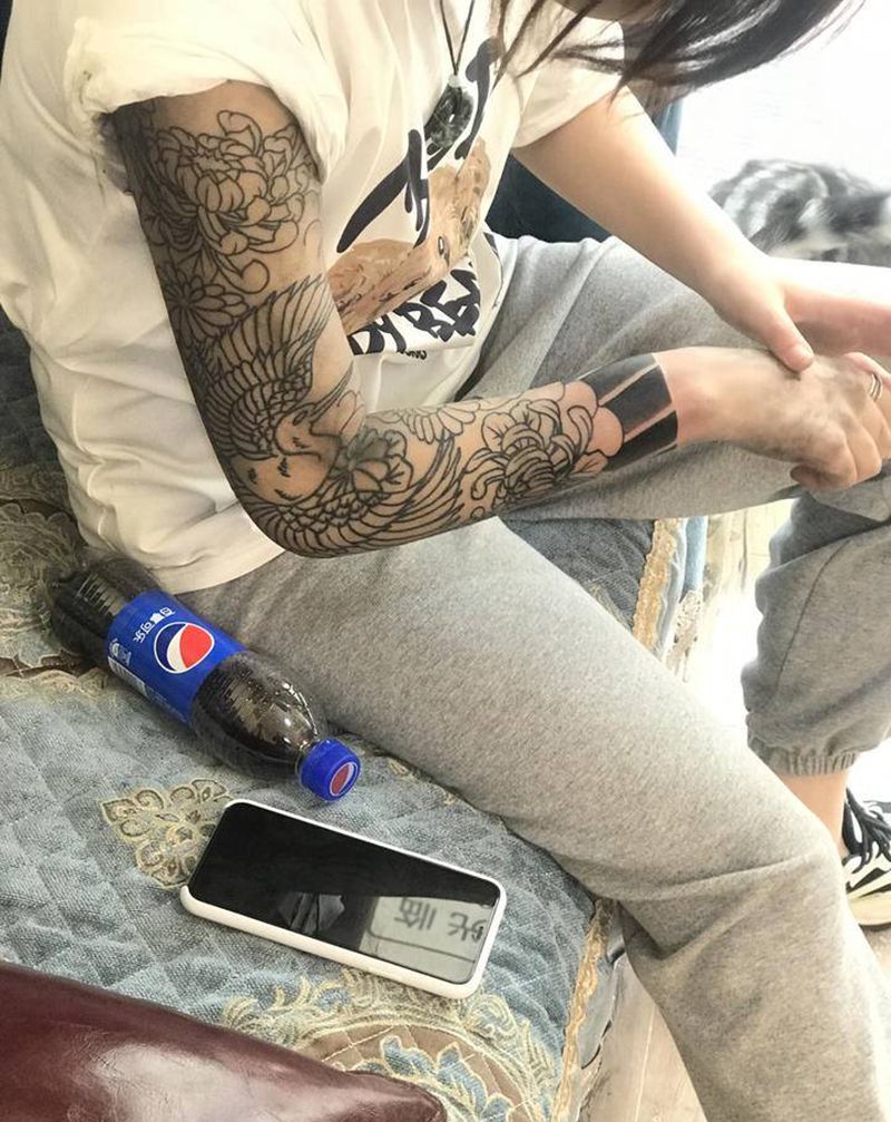 花臂女孩纹身图片_手臂纹身图案