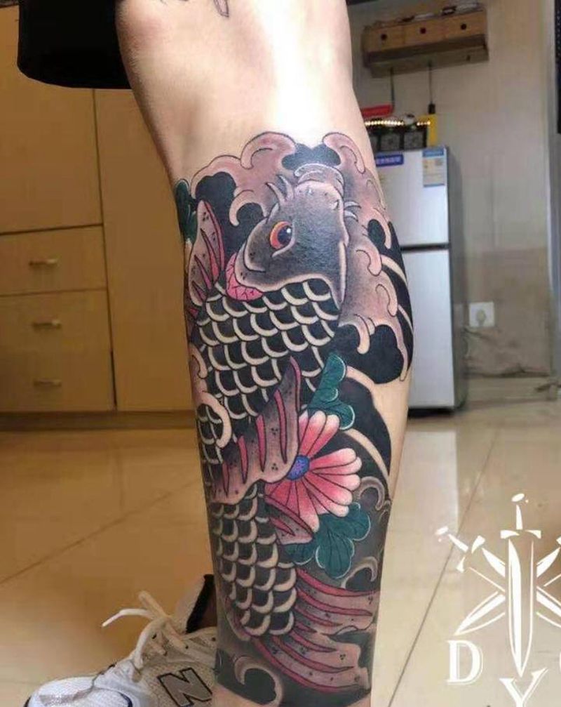 传统锦鲤纹身图片_腿部新传统老传统纹身图案