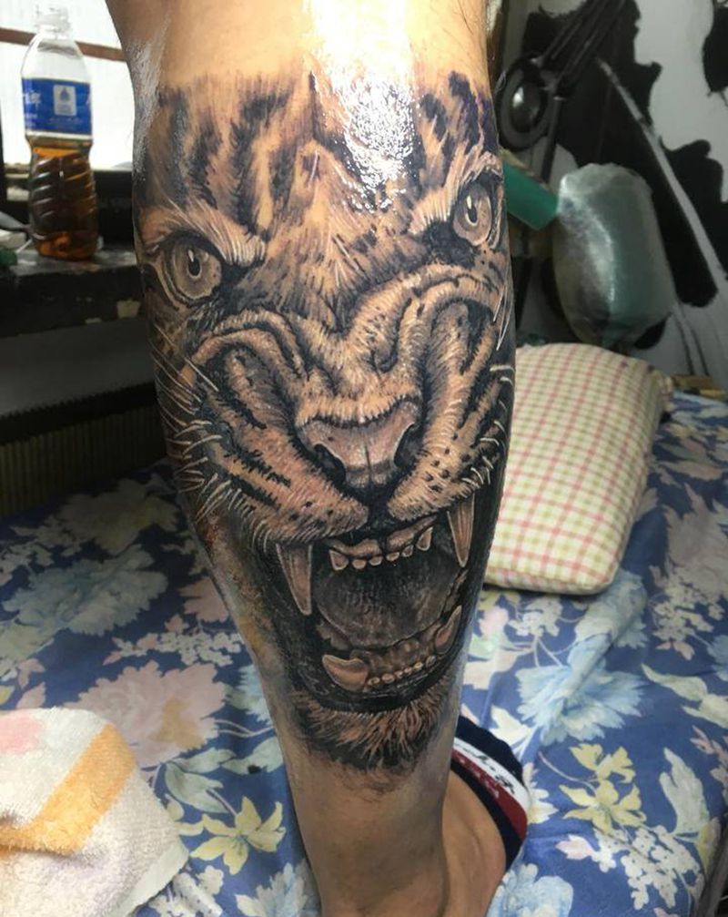 小腿虎头纹身图片_腿部欧美写实纹身图案