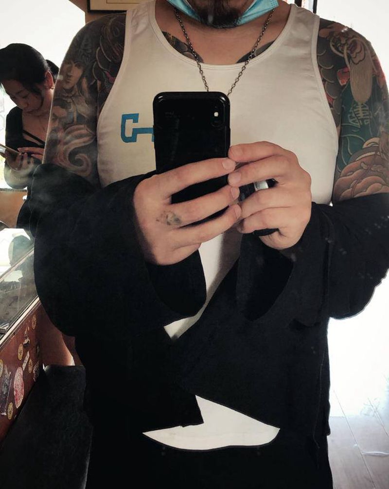 看不得我欣赏自己 抢镜加挡镜～纹身图片_老传统纹身图案