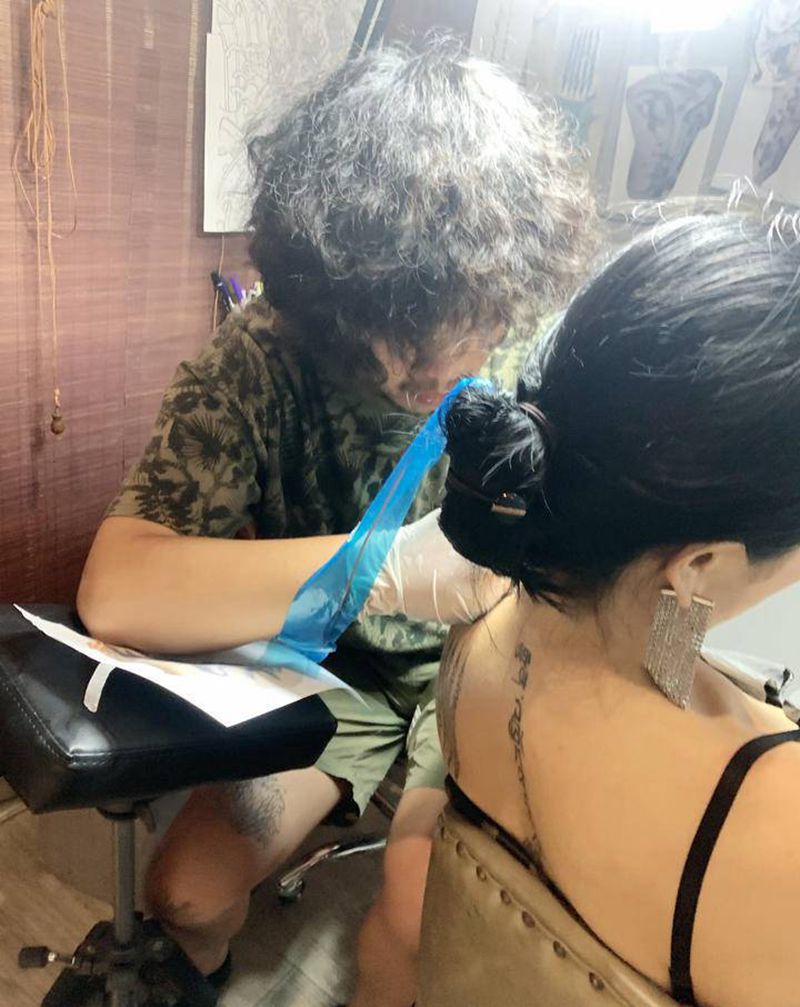 锁骨翅膀纹身图片_肩部老传统纹身图案