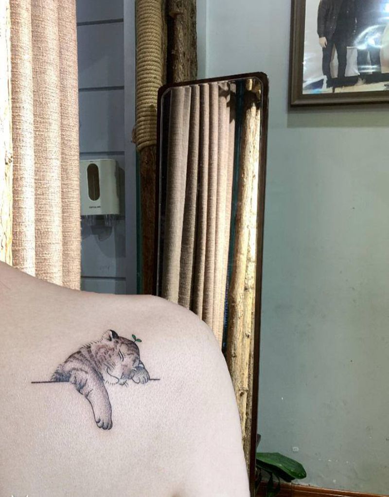 小老虎纹身图片_肩部纹身图案