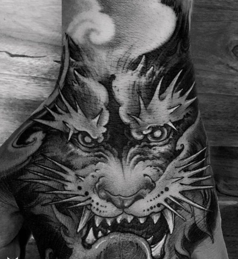 花手纹身图片_手部老传统纹身图案