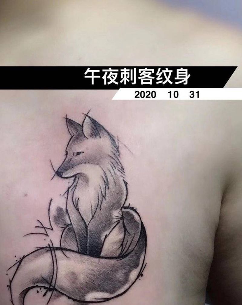小狐狸纹身图片_胸部纹身图案
