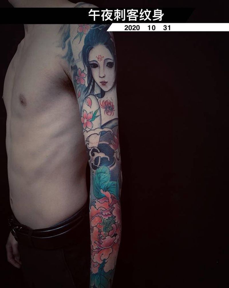 彩色艺妓花臂纹身图片_手臂新传统水彩纹身图案