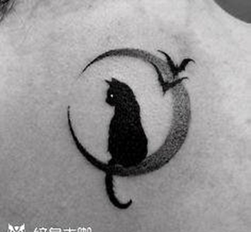 小猫咪纹身图片_胸部图腾纹身图案