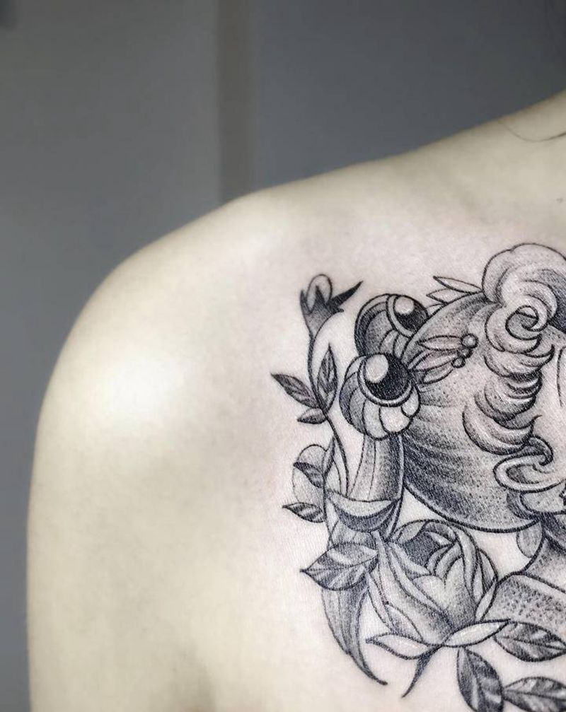 美少女战士纹身图片_胸部几何点刺纹身图案