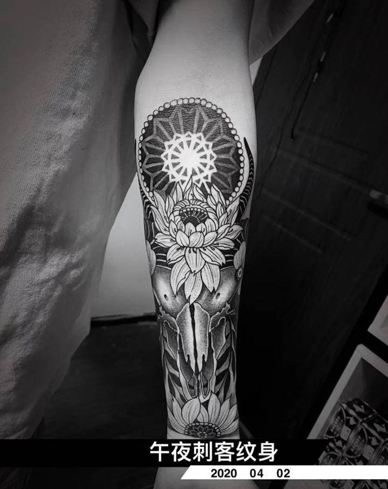 点刺纹身图片_手臂点刺纹身图案