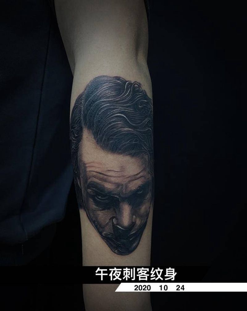 小丑纹身图片_手臂欧美写实纹身图案