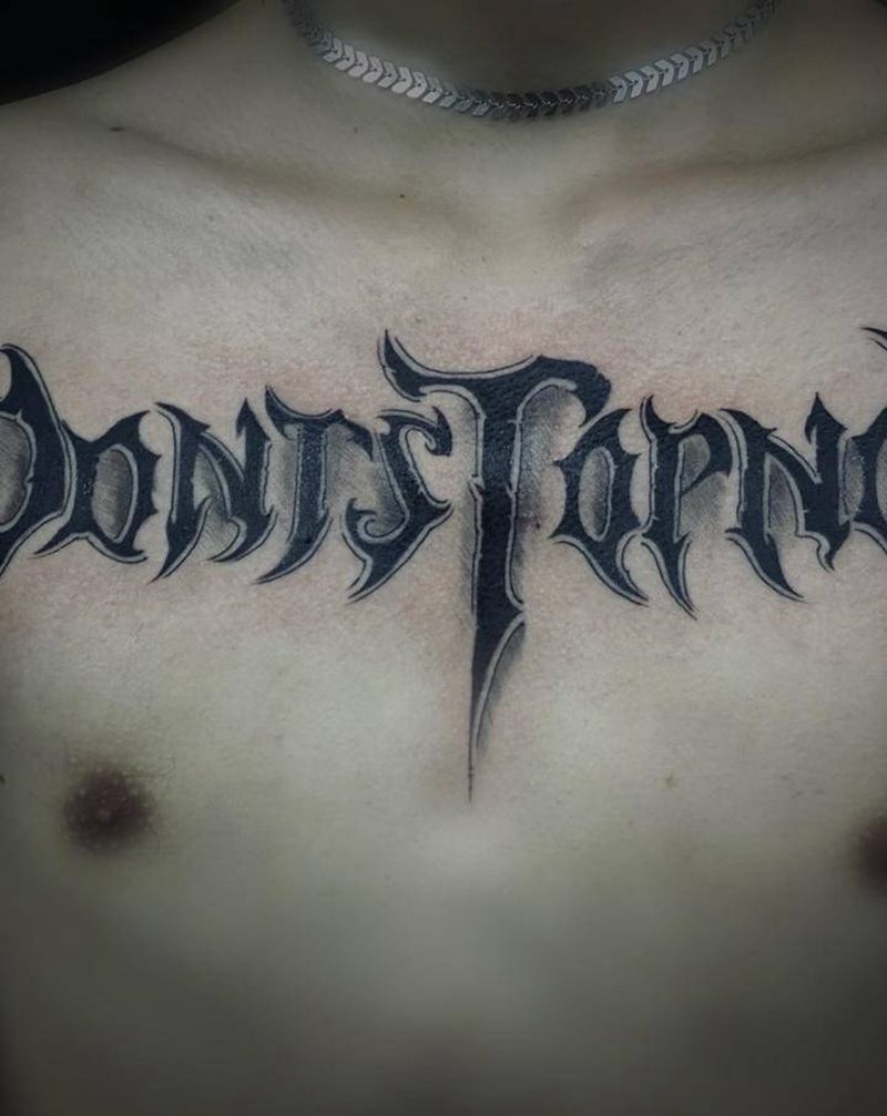 暗黑奇卡诺字体纹身图片_胸部花体字纹身图案