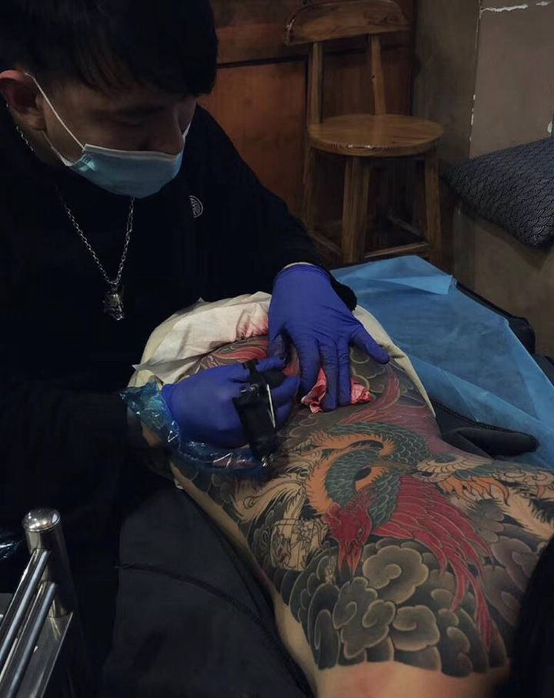 一位喜欢传统刺青的女生～[机智纹身图片_老传统纹身图案