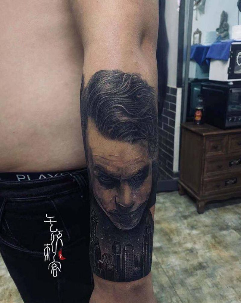 小丑纹身图片_手臂欧美写实纹身图案