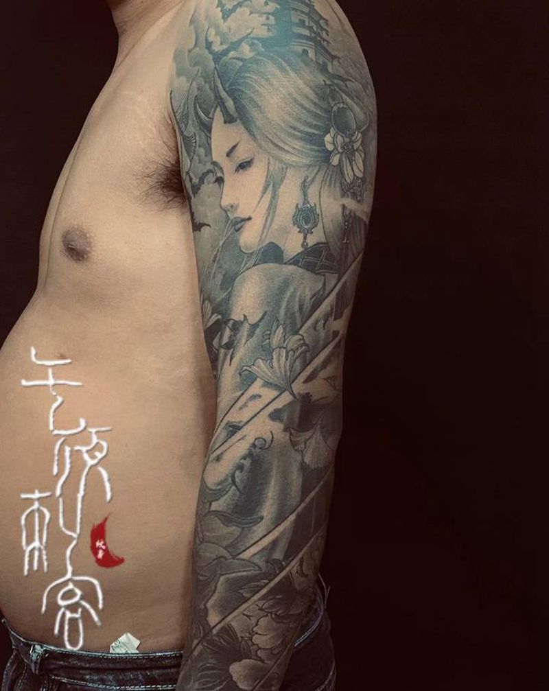 龙女花臂纹身图片_手臂新传统纹身图案