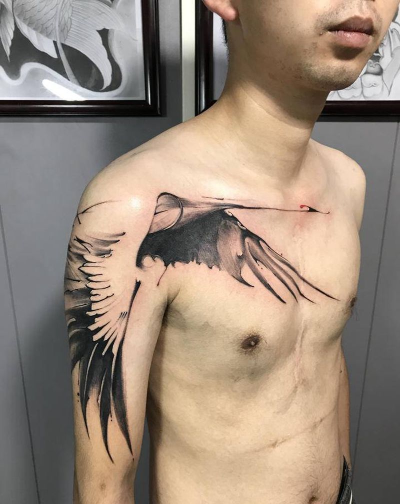 鹤纹身图片_胸部水墨纹身图案