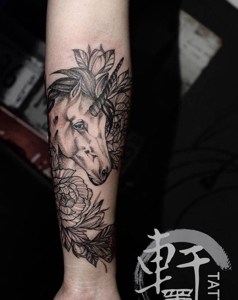 独角兽遮盖纹身图片_手部点刺纹身图案