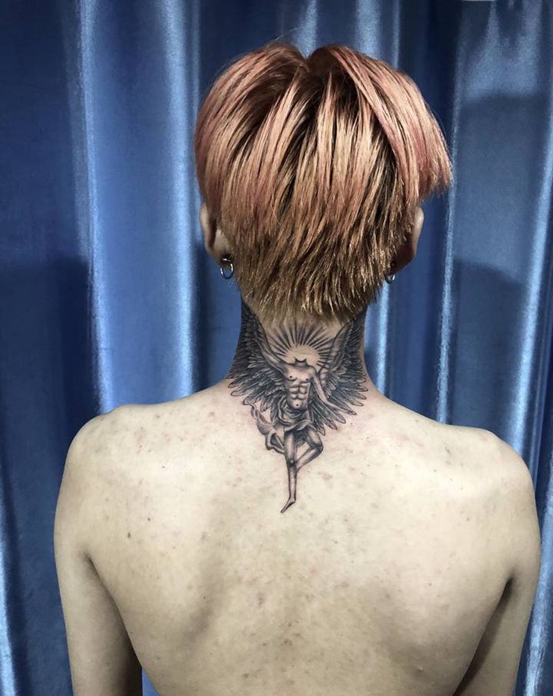 炽天使纹身图片_颈部纹身图案