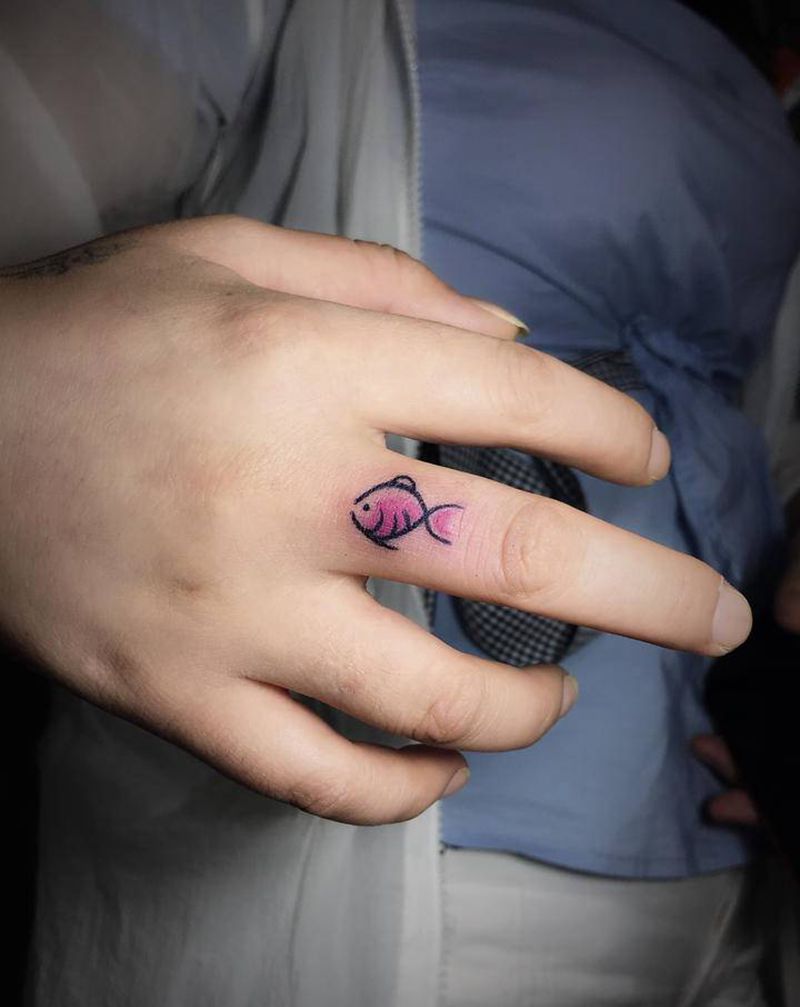 小清新纹身图片_手部鱼纹身图案