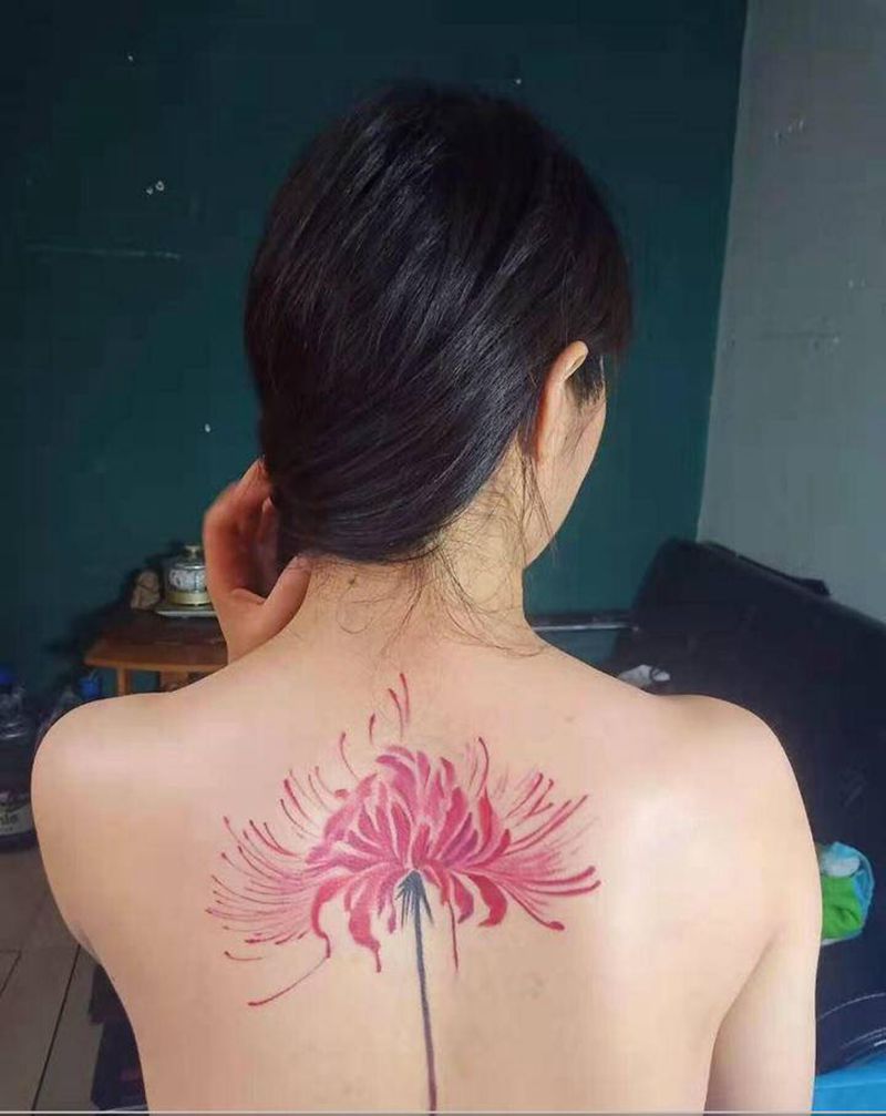 彼岸花纹身图片_背部新传统水彩纹身图案