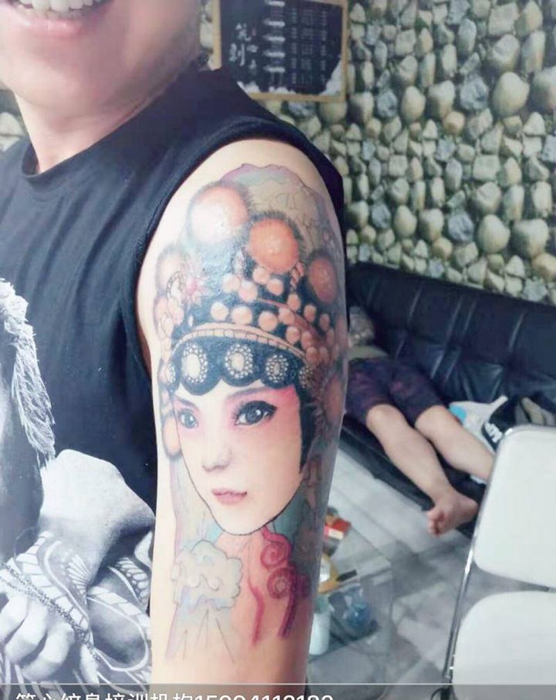 花旦纹身图片_手臂新传统水彩纹身图案