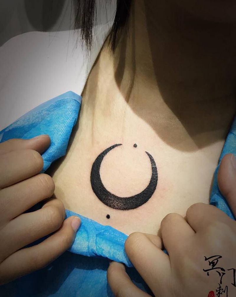 月亮纹身图片_胸部几何点刺纹身图案