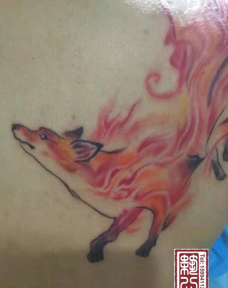 火狐狸纹身图片_背部水彩水墨纹身图案