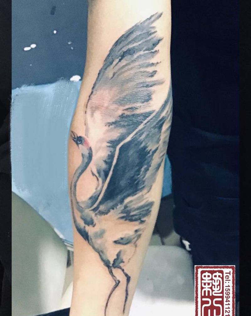 鹤鸣九天纹身图片_腿部水彩水墨纹身图案