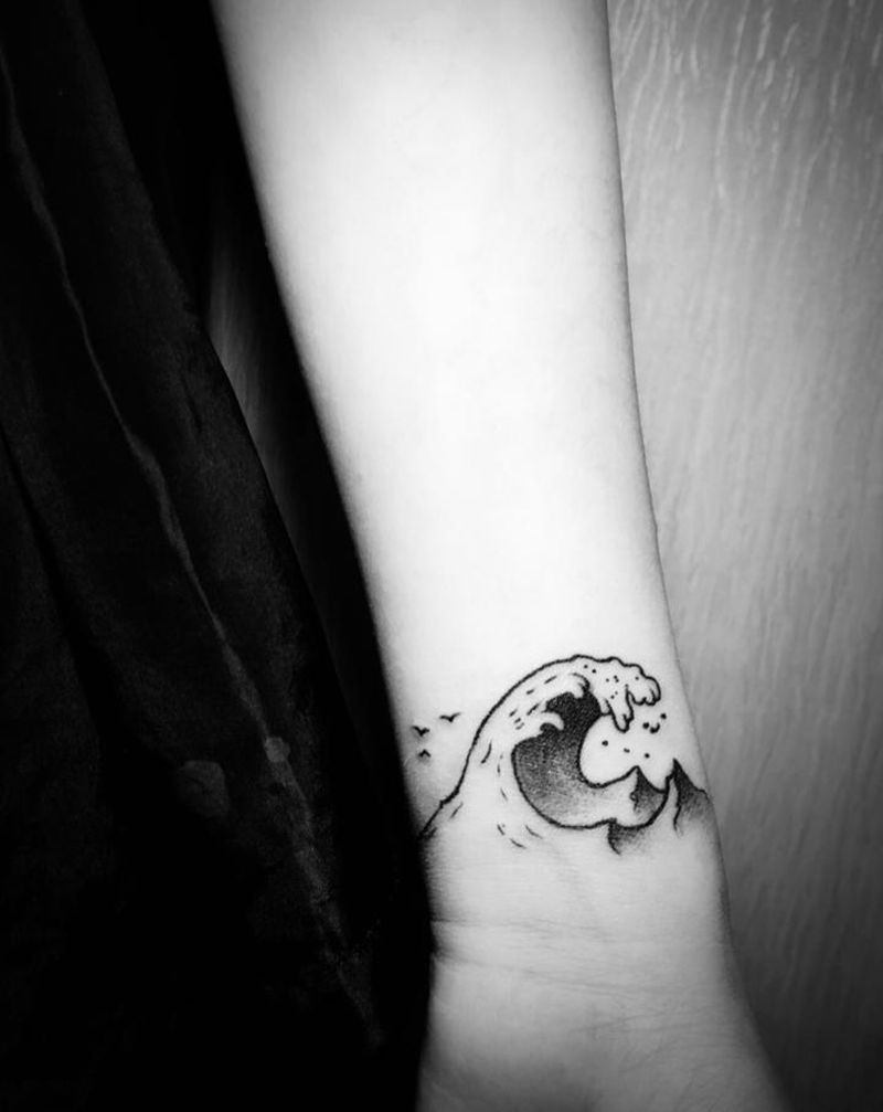 海浪纹身图片_手臂点刺海纹身图案