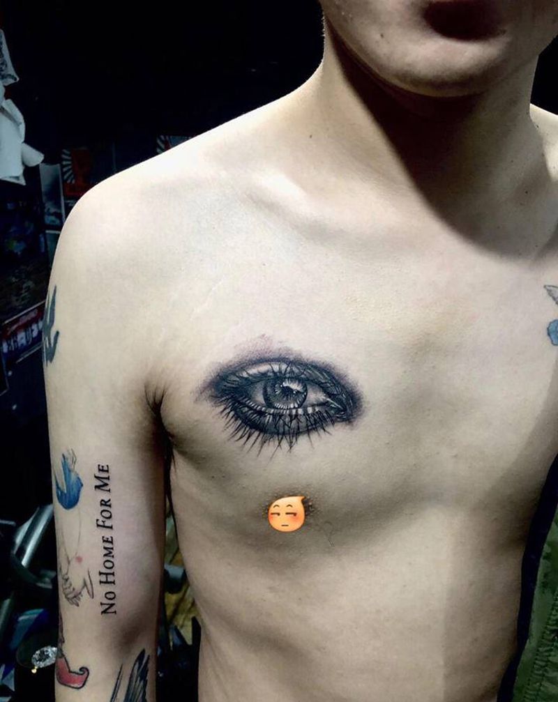眼睛纹身图片_胸部欧美写实纹身图案