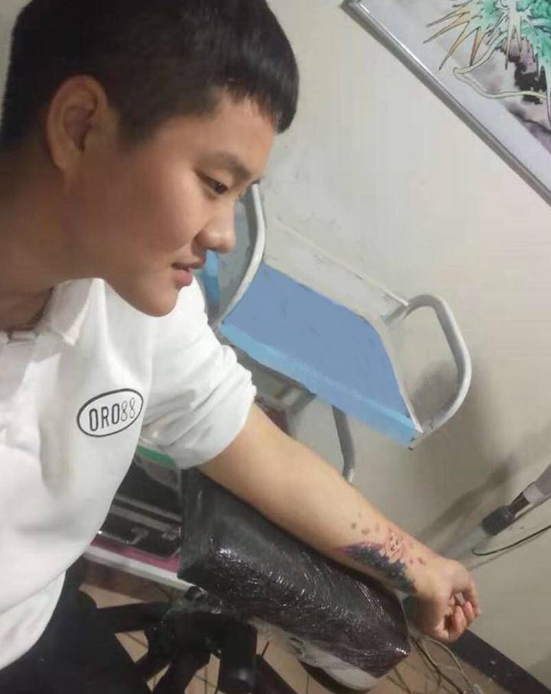 小狗纹身纹身图片_手臂水彩纹身图案