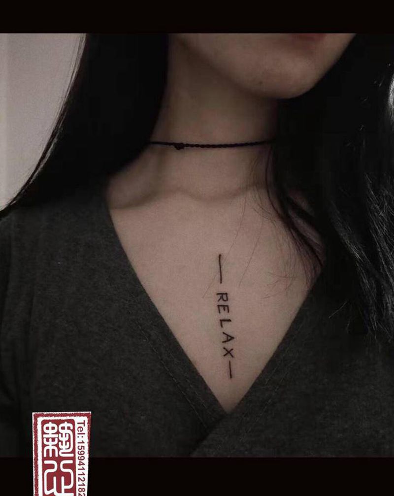 胸口字母纹身图片_胸部纹身图案