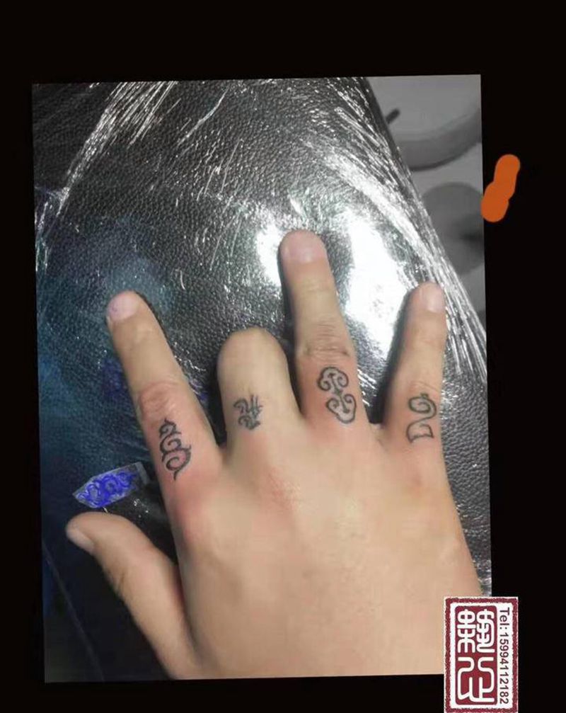手指小图纹身图片_手臂图腾新传统纹身图案
