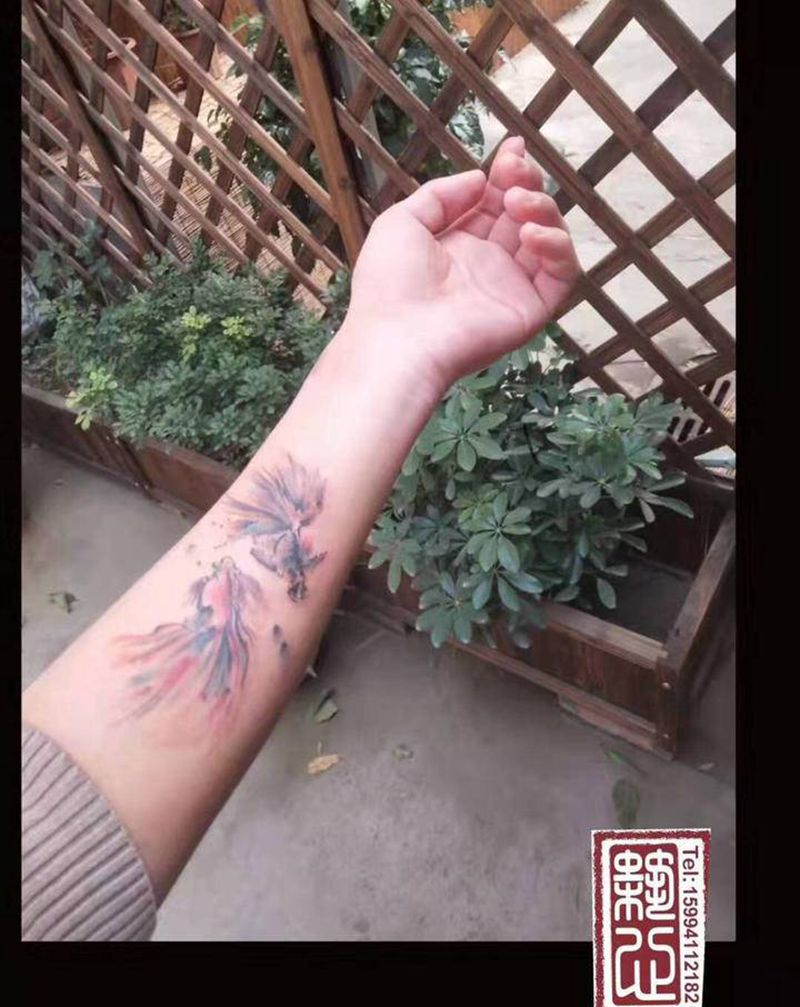水墨鱼纹身图片_手臂水墨纹身图案