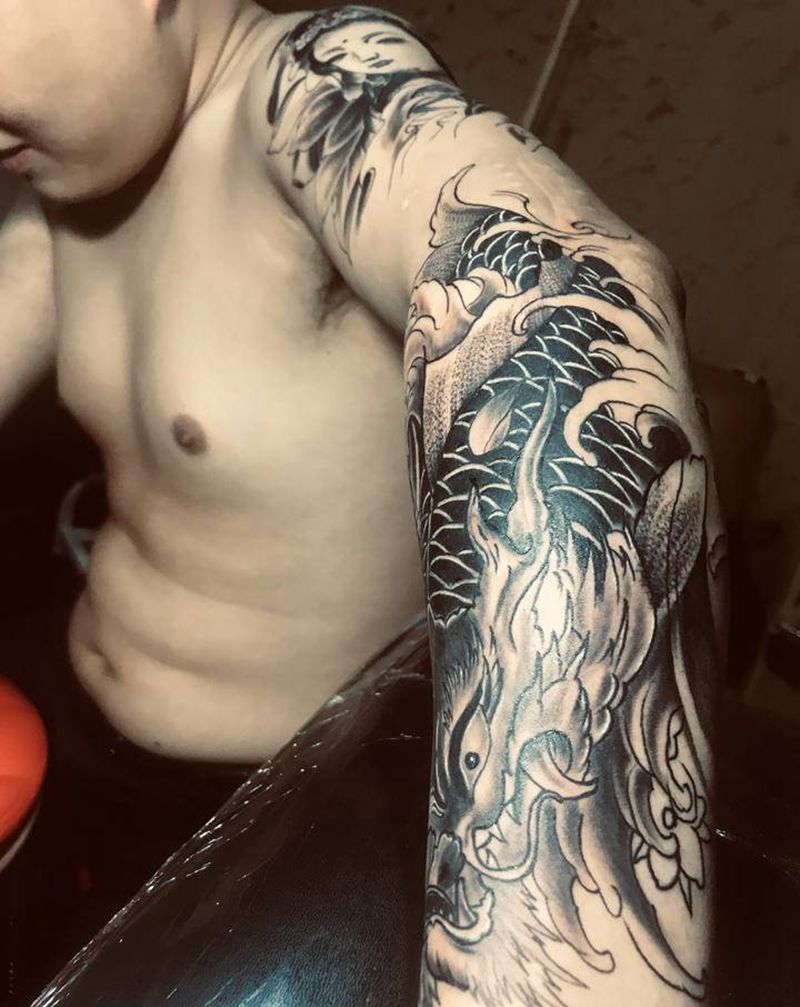 鱼纹身图片_手臂新传统鱼纹身图案