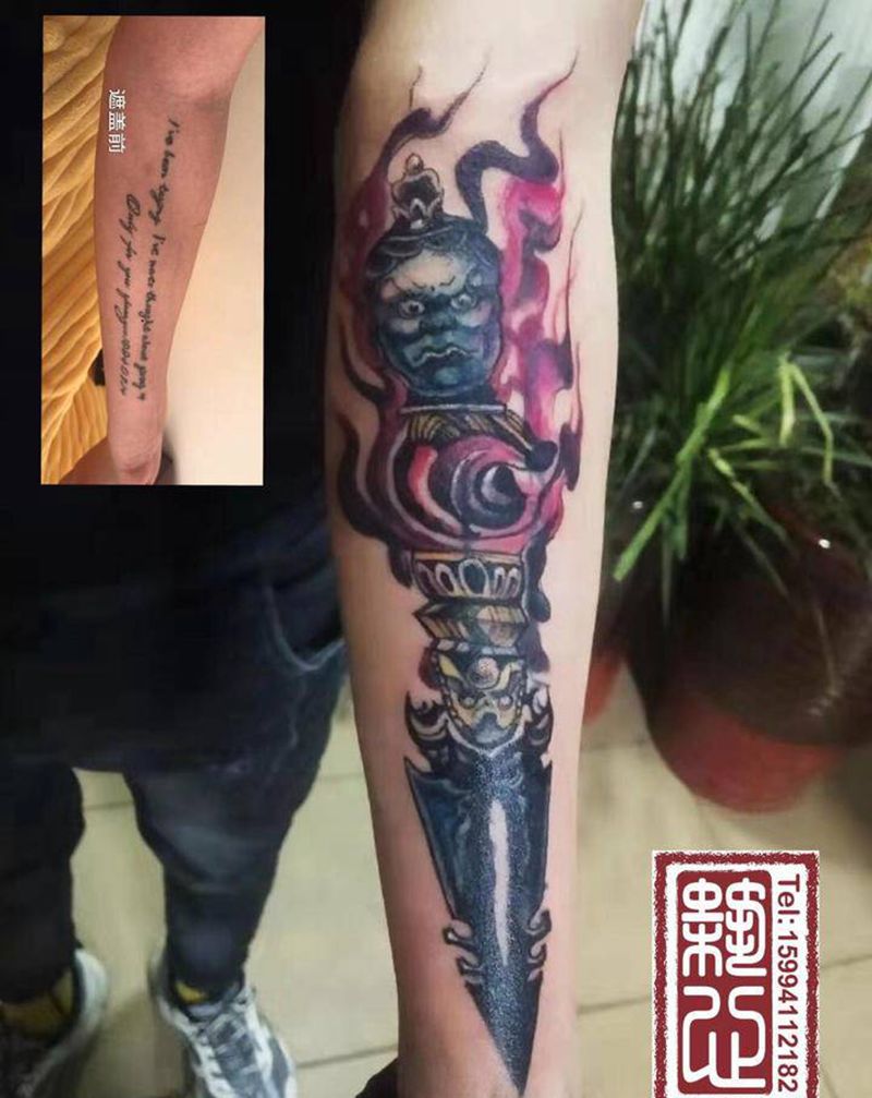 降魔杵遮盖字母纹身图片_手臂水彩纹身图案