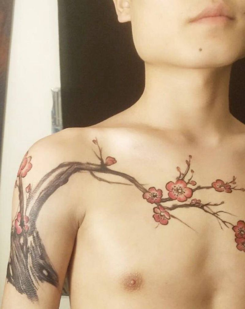 原创梅花纹身图片_胸部水墨纹身图案