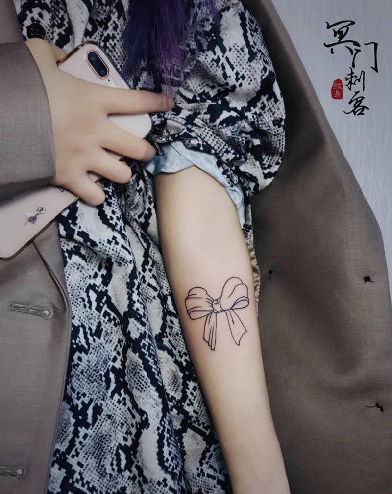 小清新纹身图片_手臂几何蝴蝶结纹身图案
