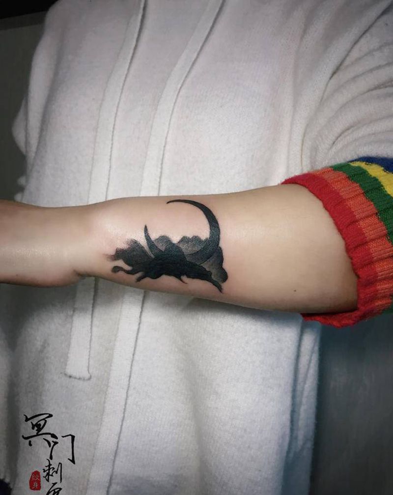 水墨纹身图片_手臂水墨月亮