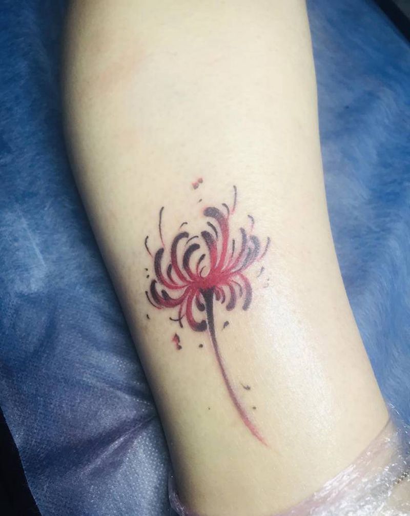 彼岸花纹身图片_脚部纹身图案