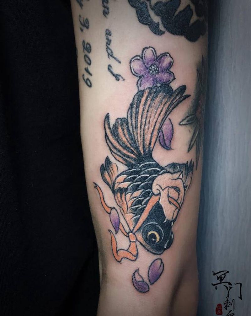 小金鱼纹身图片_手臂纹身图案