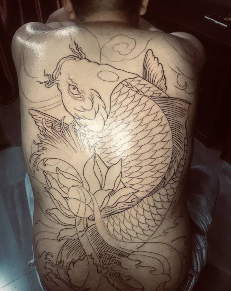 满背锦鲤线条纹身图片_背部新传统纹身图案