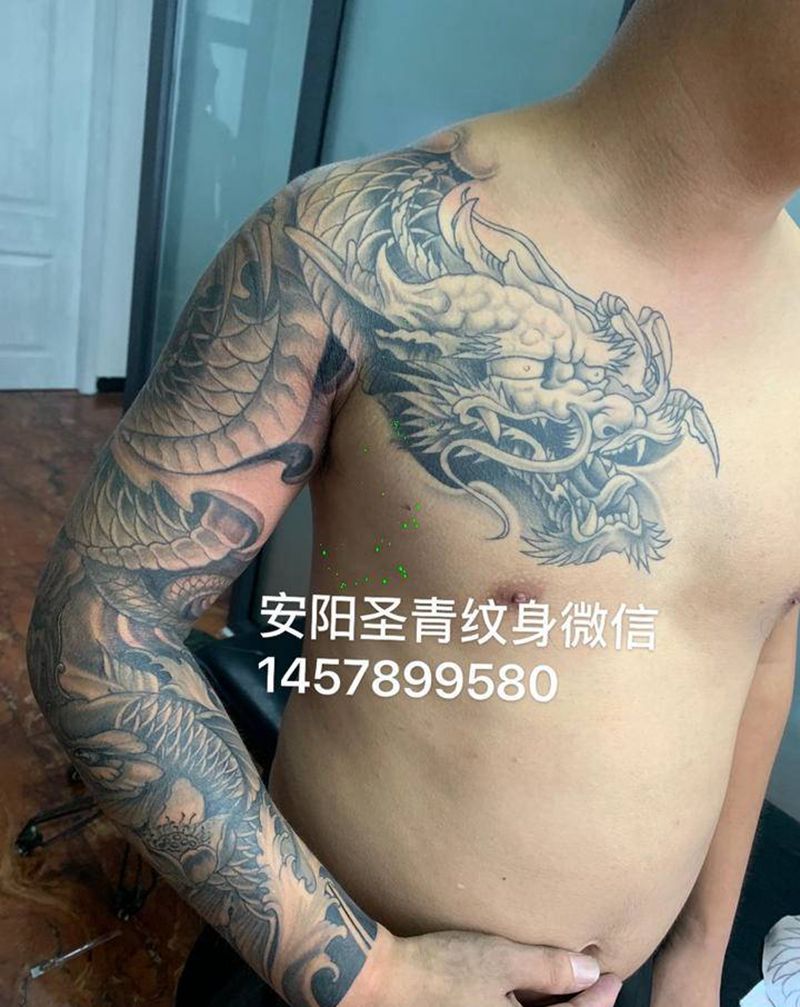 过肩龙纹身图片_肩部纹身图案