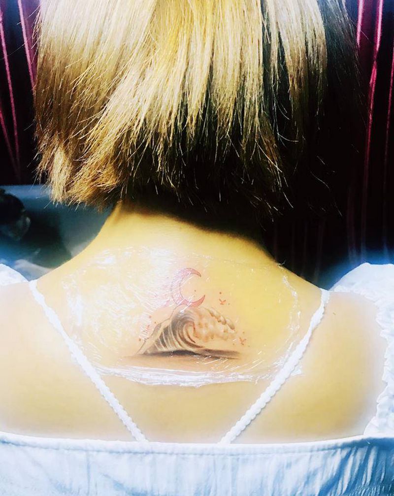 浪花纹身图片_背部水彩遮盖伤疤纹身图案