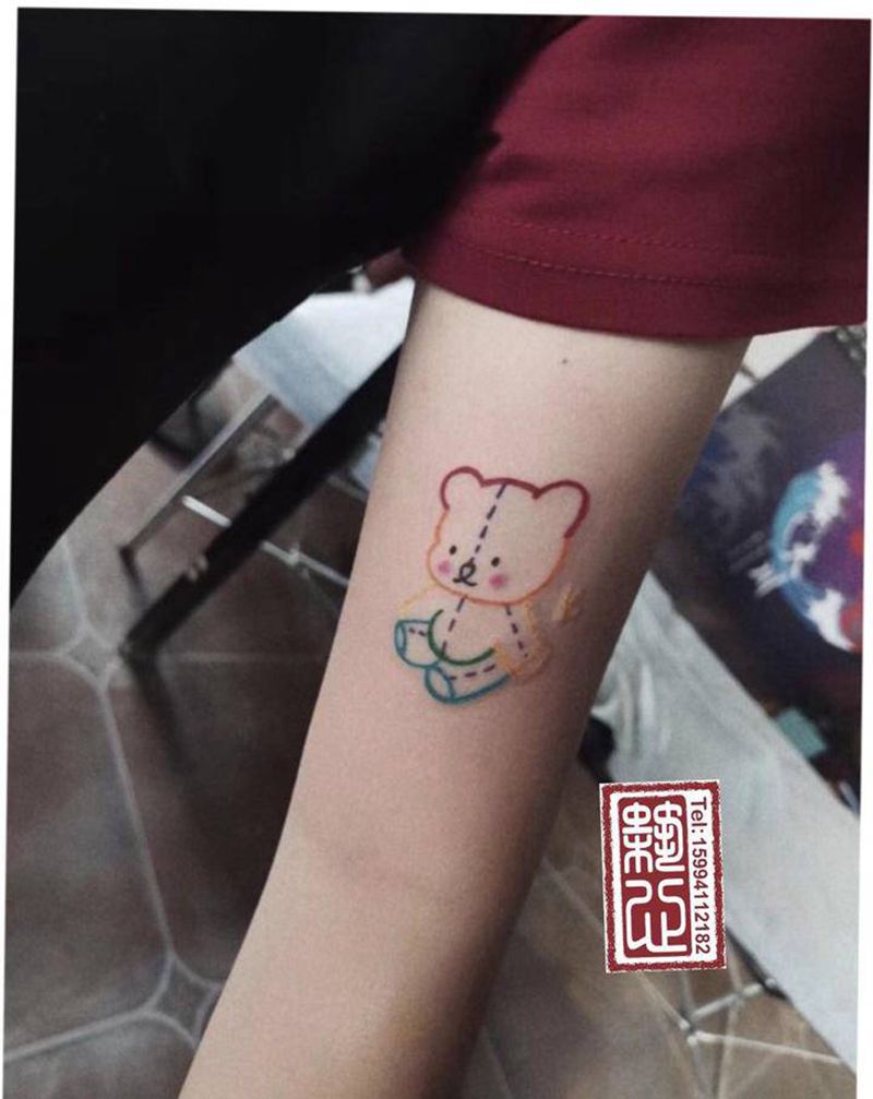 七彩小熊纹身图片_肩部腿部水彩纹身图案