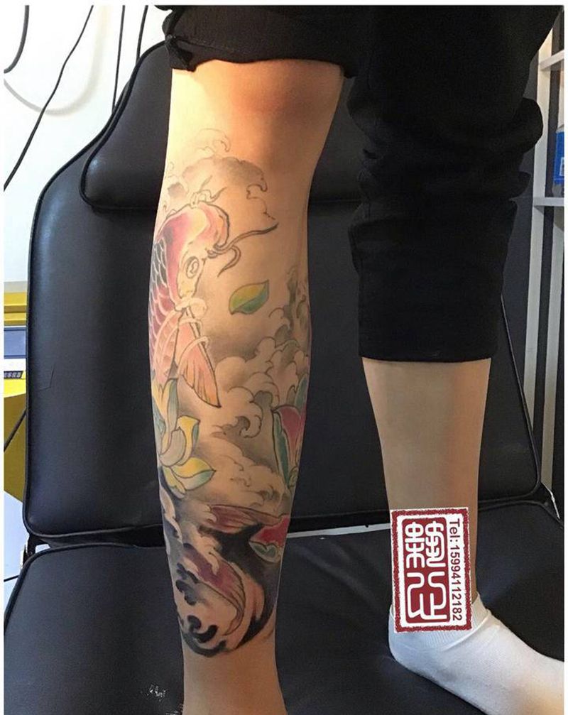 莲年有鱼纹身图片_腿部手部水彩新传统纹身图案
