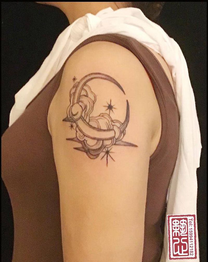 月亮纹身图片_肩部几何点刺纹身图案