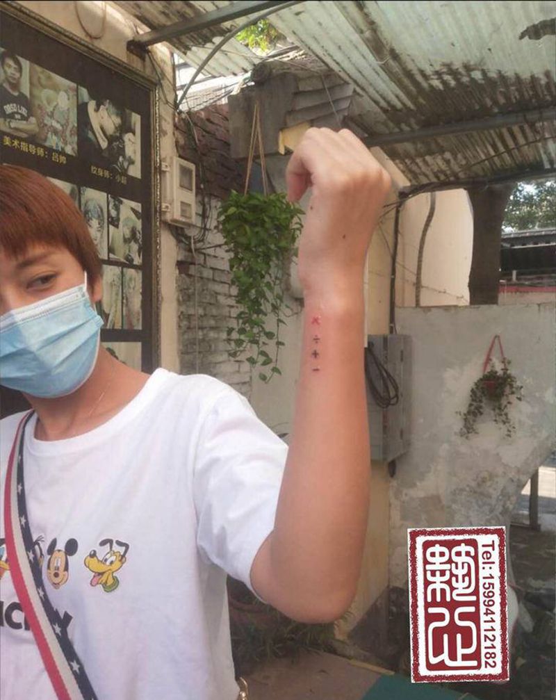 小清晰纹身图片_手部手臂几何纹身图案