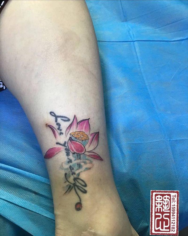 原创脚腕盛开的荷花纹身图片_腿部脚部水彩纹身图案